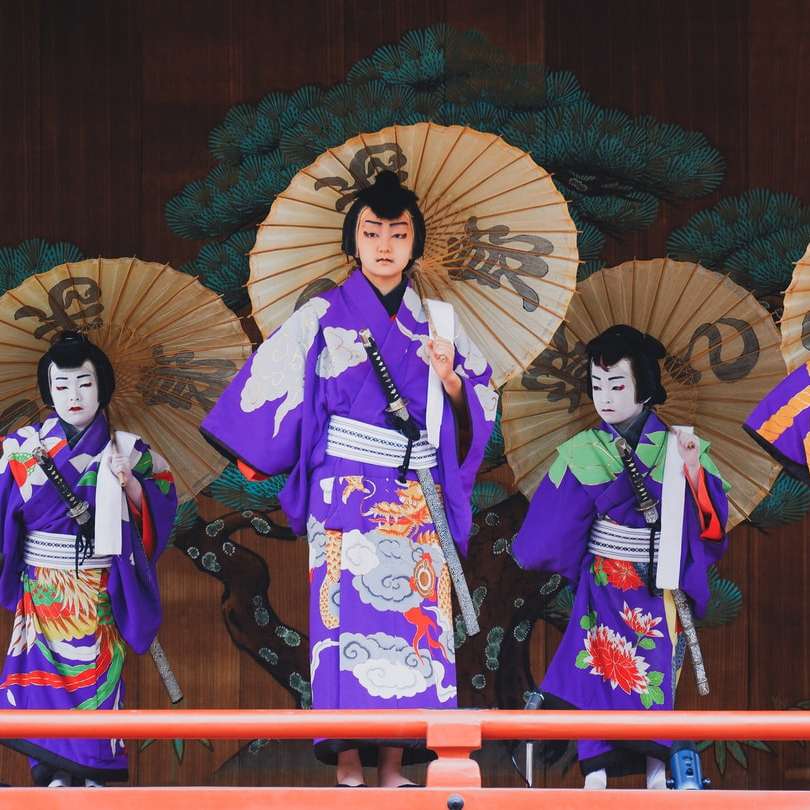 Femeie în Kimono stând pe podul de lemn alunecare puzzle online