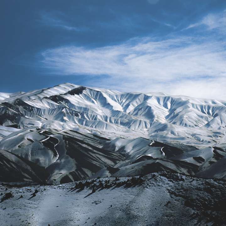 昼間は青空の下で雪に覆われた山 スライディングパズル・オンライン