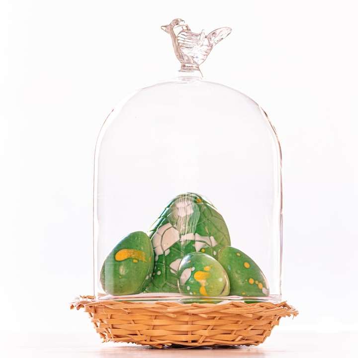зелено и жълто яйце в ясна стъклена купа онлайн пъзел