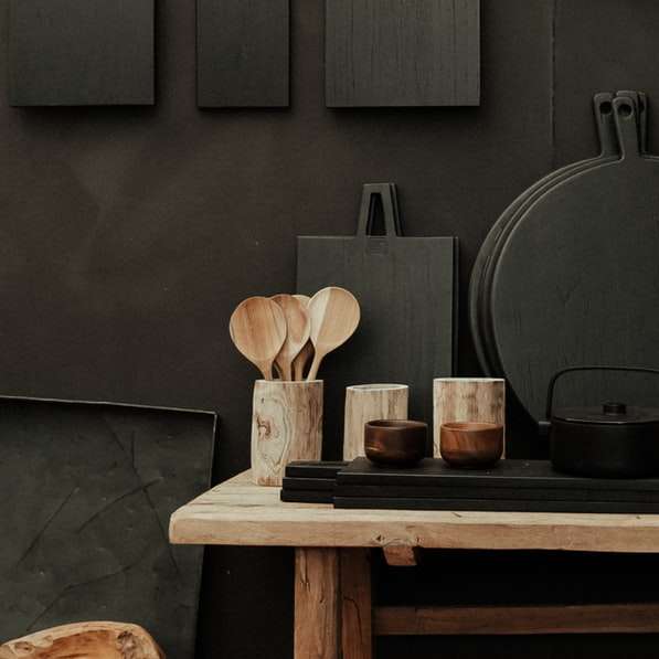 Μαύρο μαγειρική κατσαρόλα σε καφέ ξύλινο τραπέζι συρόμενο παζλ online