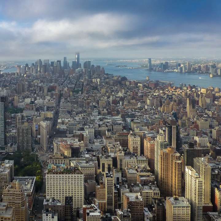 Légifelvétel a városi épületek napközben online puzzle