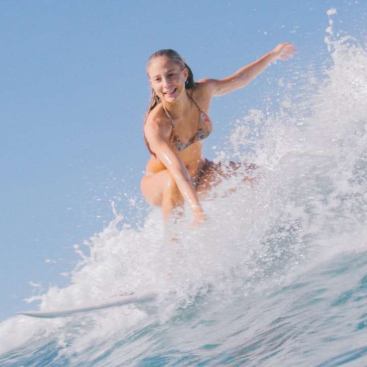 Kvinna i blå bikini på vatten under dagtid Pussel online