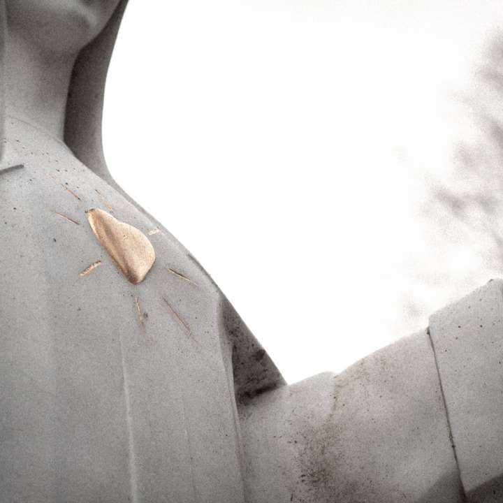 коричневий метелик на білий бетонну статую онлайн пазл