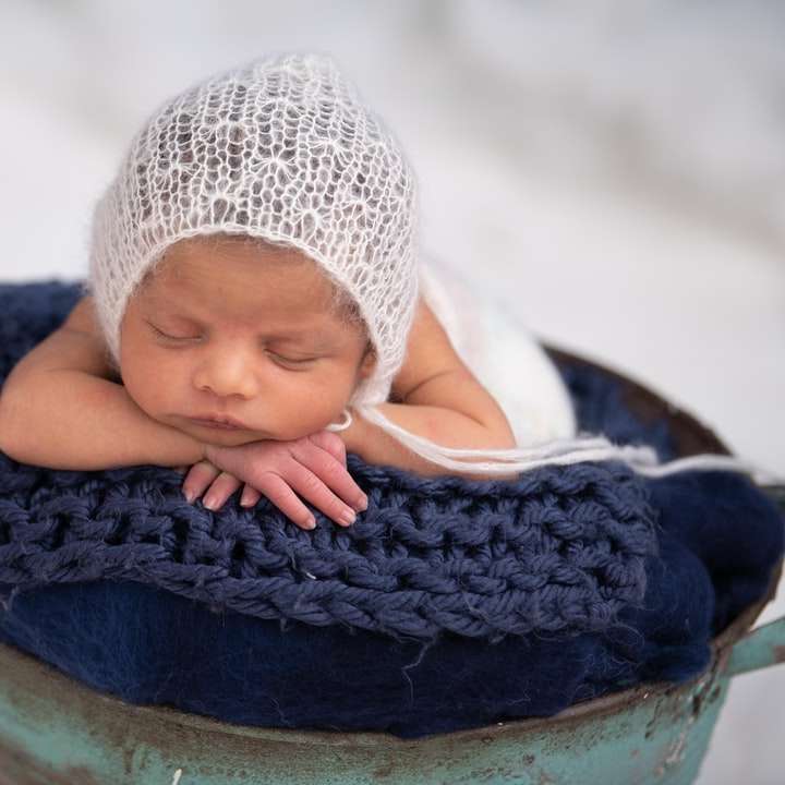 малышка в белой вязаной шапочке онлайн-пазл