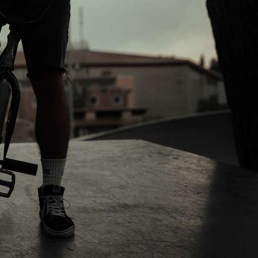 Mężczyzna w czarnej koszulce jazda czarnym bicyklem podczas dnia puzzle przesuwne online