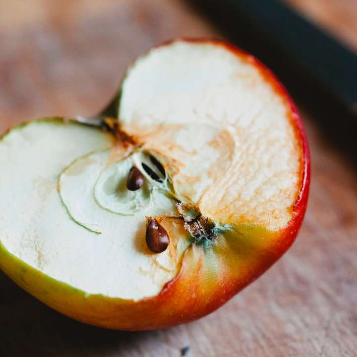 Skivad orange frukt på brunt träbord glidande pussel online