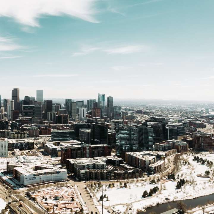 Vista aérea de edifícios da cidade durante o dia puzzle online