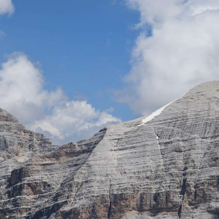 скалистая гора под голубым небом в дневное время онлайн-пазл
