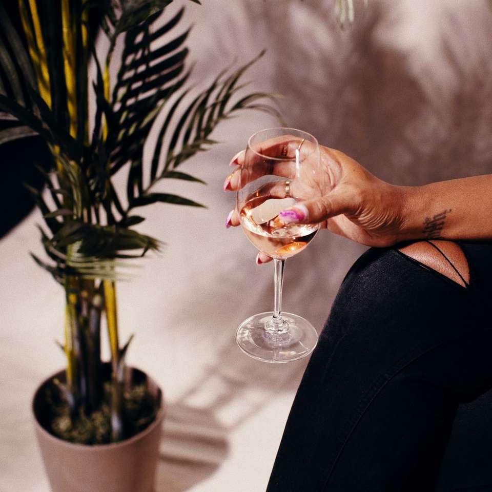 Persoana care deține sticla de vin clară puzzle online