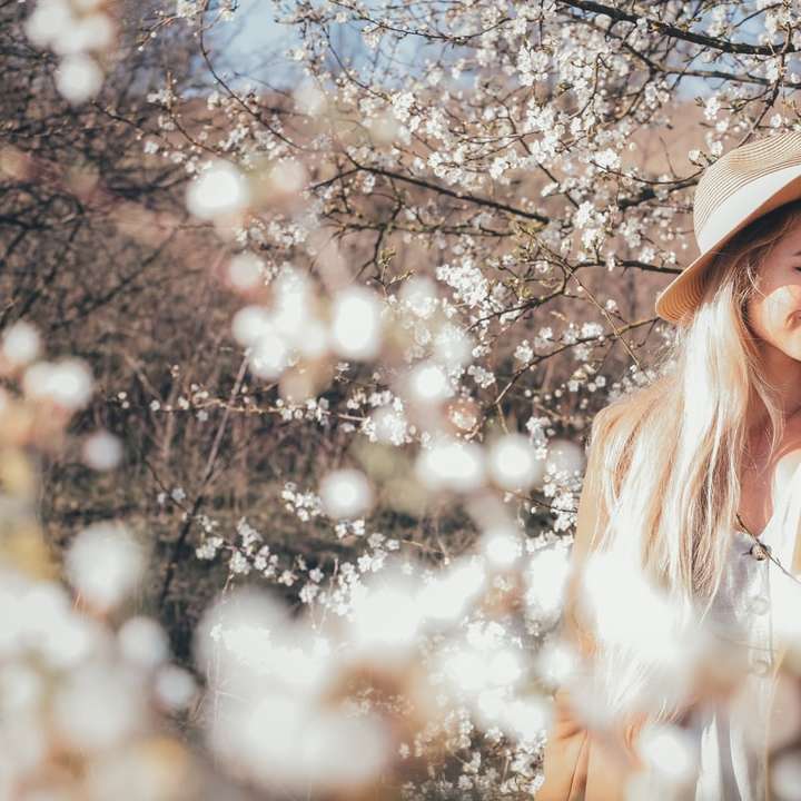 Nő fehér ruhában állva fehér fa alatt online puzzle