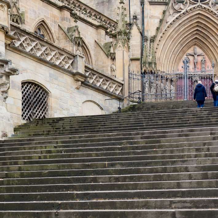 Mujer en chaqueta azul caminando en las escaleras rompecabezas en línea
