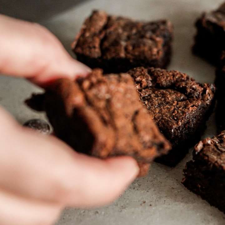 коричневое шоколадное печенье на белой керамической тарелке онлайн-пазл