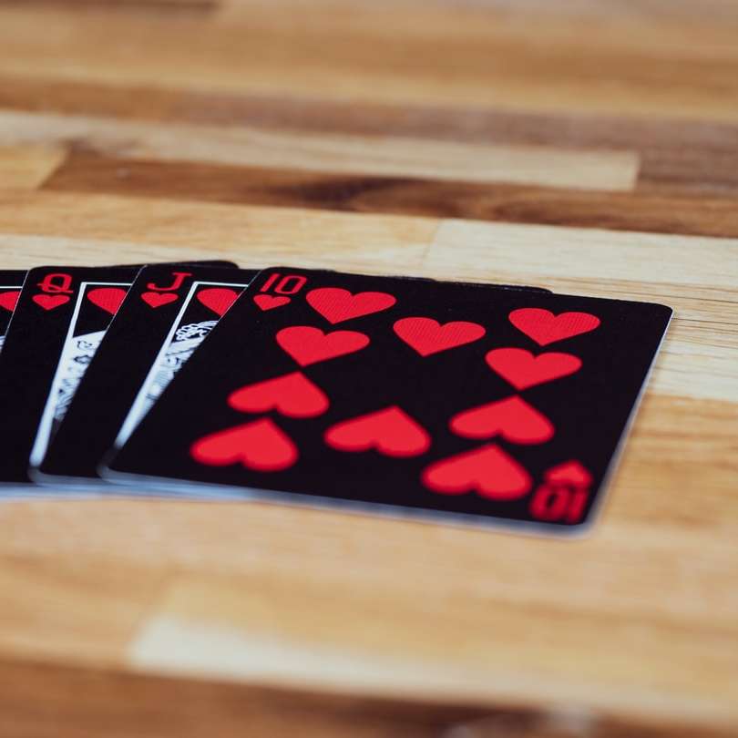 Bílá černá a červená hrací karta online puzzle