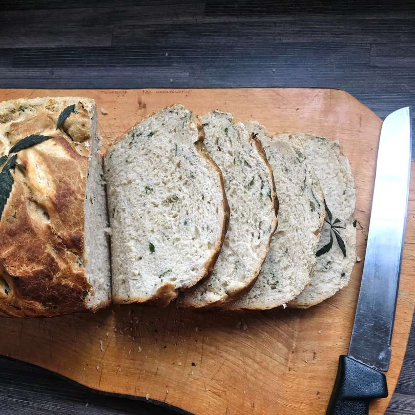Gesneden brood op bruin houten snijplank schuifpuzzel online