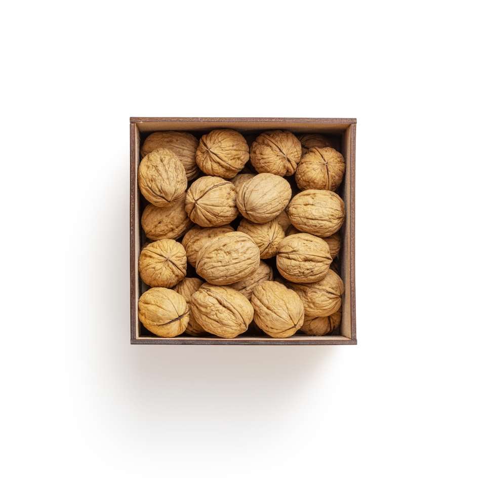 Bruna mandelnötter på vit yta Pussel online