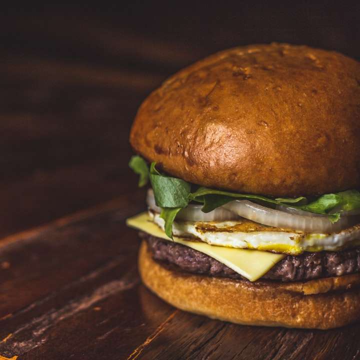 Burger σε καφέ ξύλινο τραπέζι online παζλ