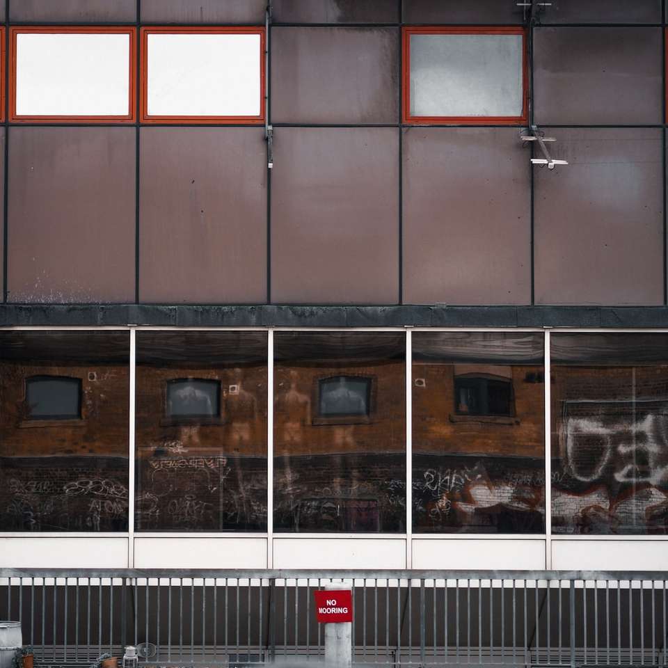 Semafor alb și roșu pe clădirea de beton gri puzzle online