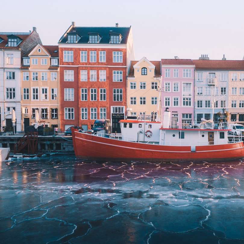 Червена и бяла лодка на вода плъзгащ се пъзел онлайн