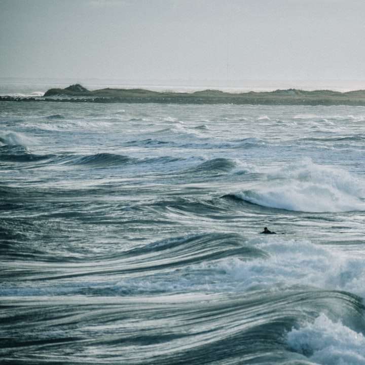 океански вълни под бяло небе през деня плъзгащ се пъзел онлайн