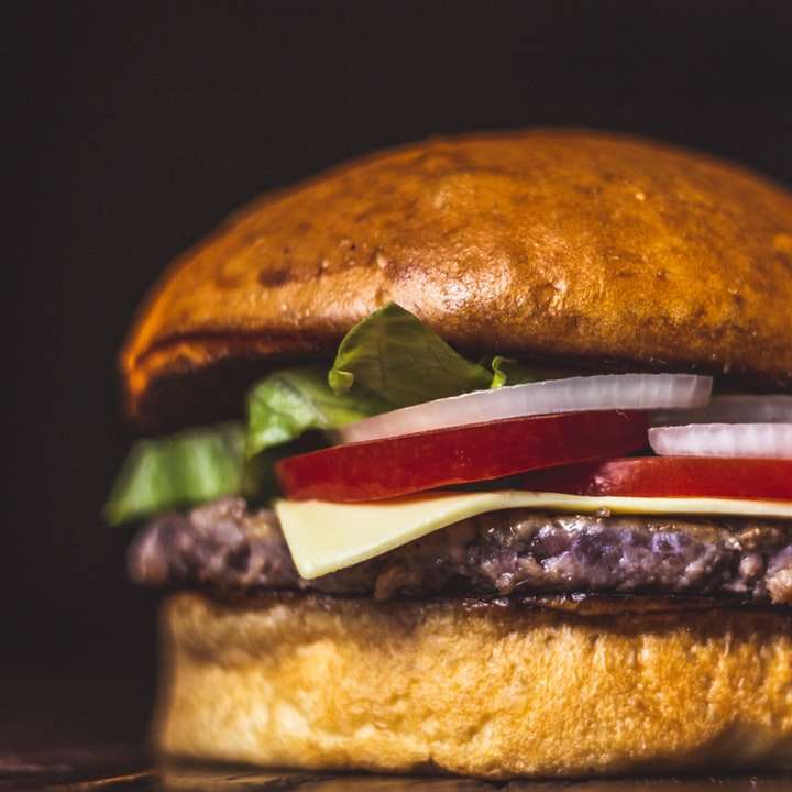 Burger con lattuga e pomodoro puzzle online