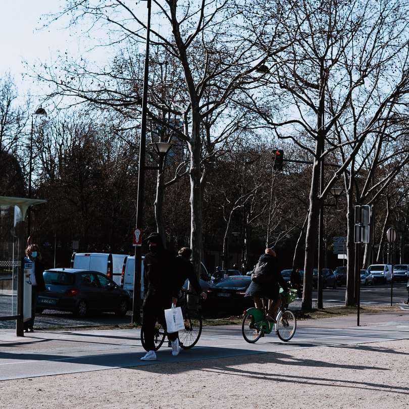 Les gens chevauchent des vélos sur la route pendant la journée puzzle coulissant en ligne
