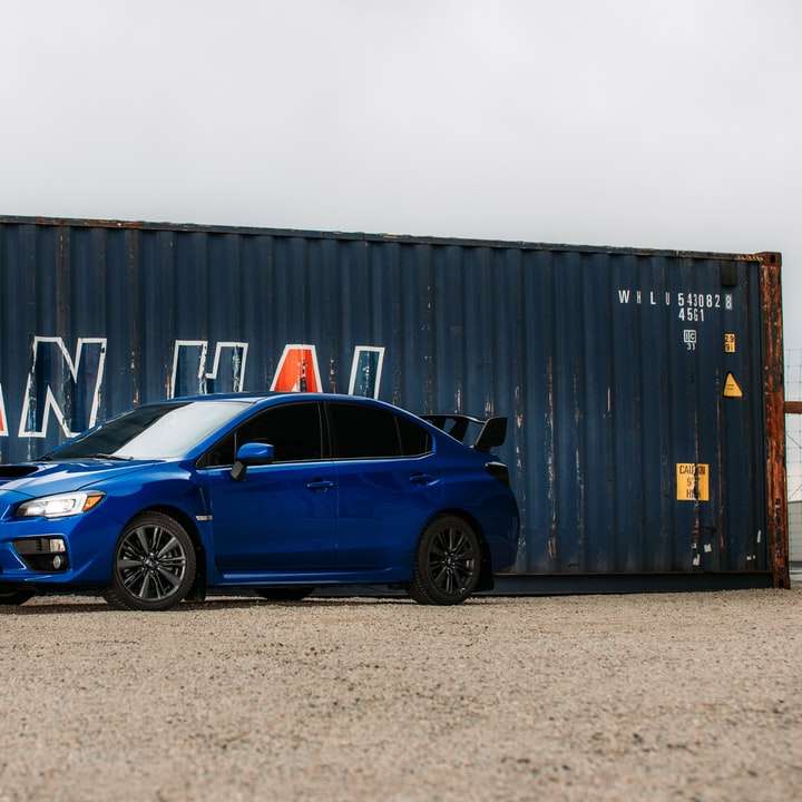 Blue BMW M 3 купе паркиран до синя и бяла стена плъзгащ се пъзел онлайн