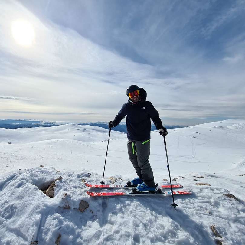Mann in der schwarzen Jacke und der schwarzen Hose, die Ski-Klingen fahren Schiebepuzzle online