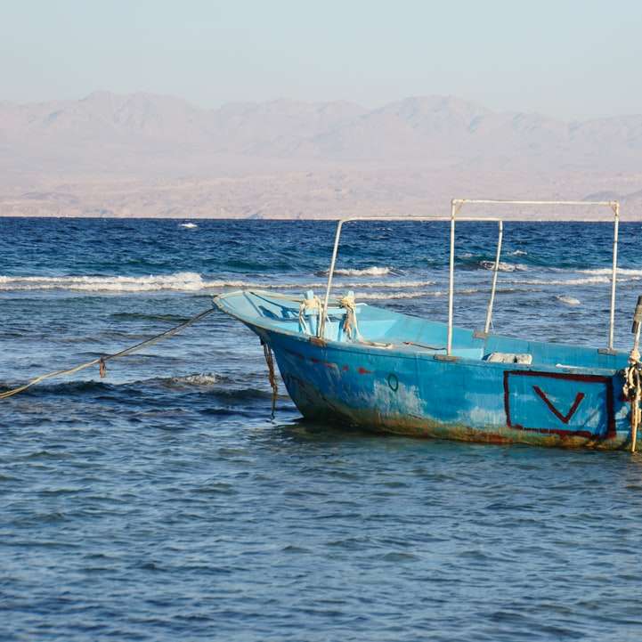 Barca maro și albă pe mare în timpul zilei alunecare puzzle online
