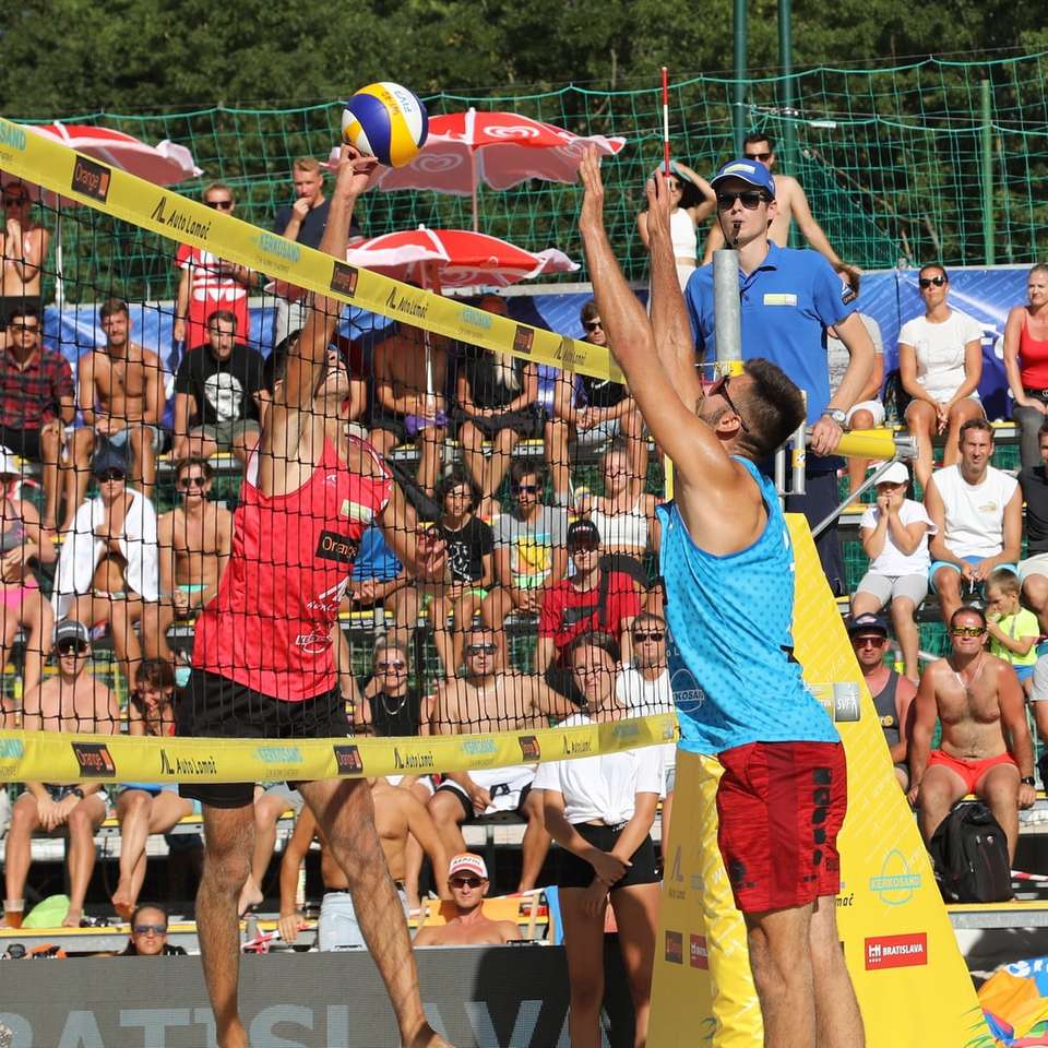 Mensen spelen volleybal overdag schuifpuzzel online
