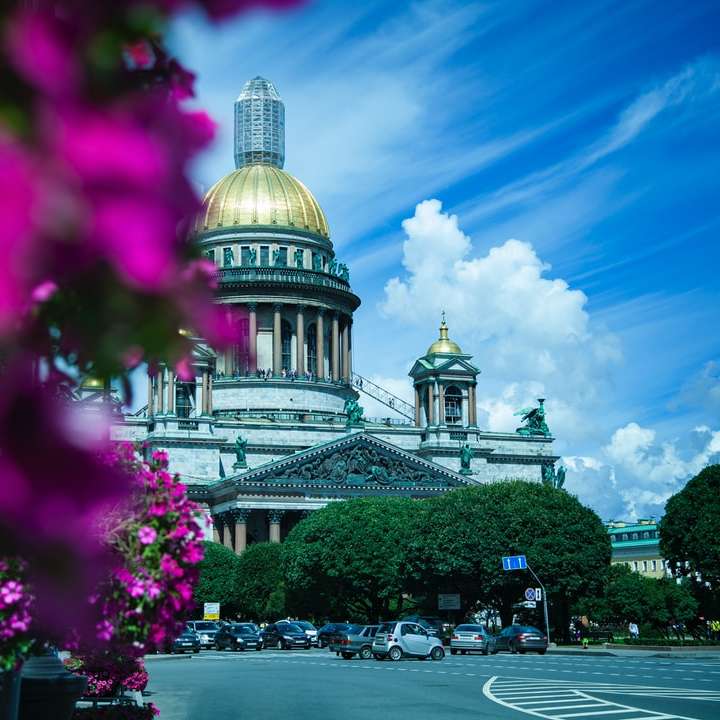 white and gold dome building under blue sky online puzzle