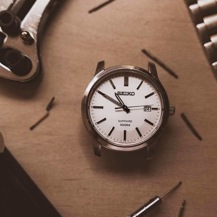 Zilver en wit analoog horloge bij 10 10 schuifpuzzel online