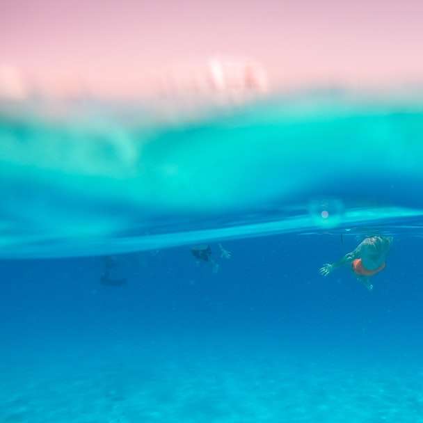 2 ember szörfözik a vízen napközben csúszó puzzle online