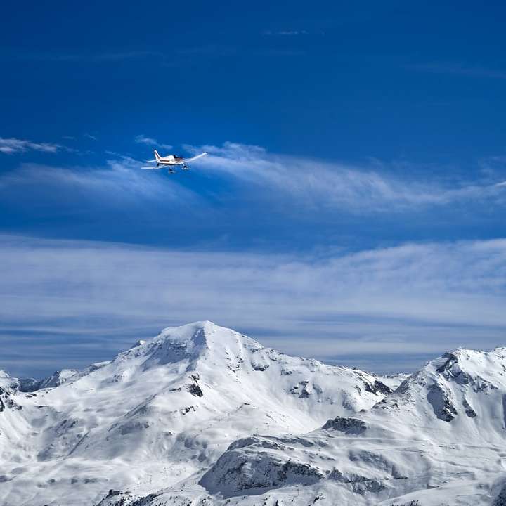 Schnee bedeckte Berg unter blauem Himmel tagsüber Online-Puzzle