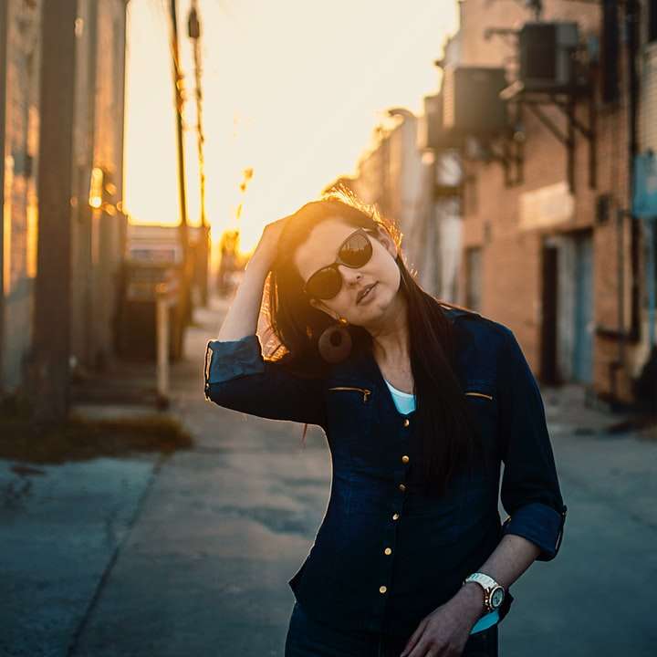 Nő fekete bőr kabátban napszemüveget visel online puzzle