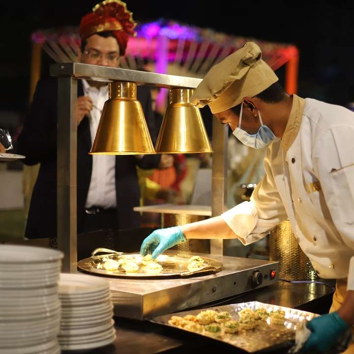 Man i vit kock uniform matlagning glidande pussel online