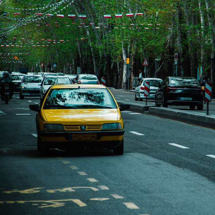 Żółty samochód na drodze puzzle przesuwne online