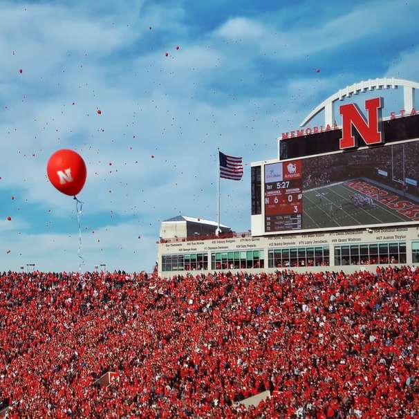 Czerwony balon unosi się na niebie podczas dnia puzzle przesuwne online