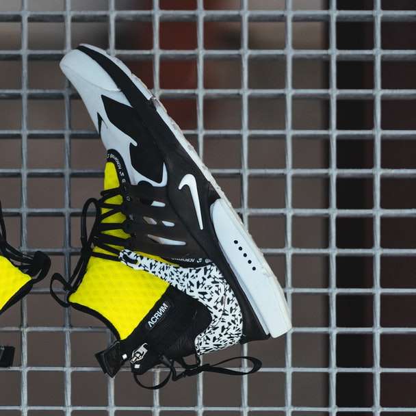 Μαύρα λευκά και κίτρινα αθλητικά παπούτσια Nike συρόμενο παζλ online