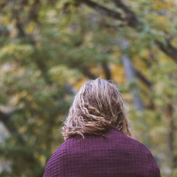 Vrouw in paarse gebreide trui die zich vooraan bevindt online puzzel