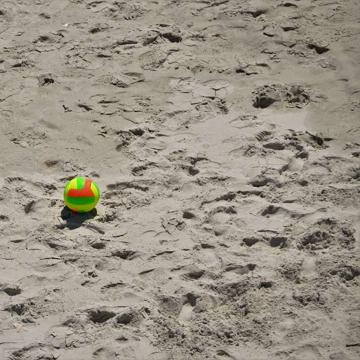 Zöld és sárga labda fehér homok online puzzle