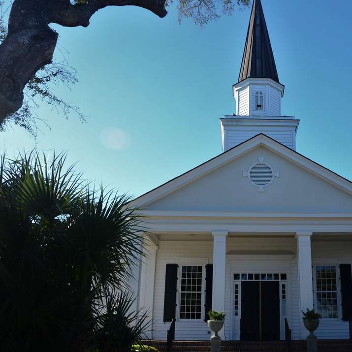 Witte en blauwe kerk onder blauwe hemel overdag schuifpuzzel online