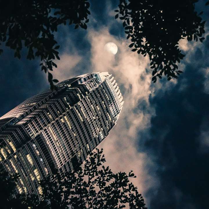 Foto di scala di grigi di alto edificio puzzle scorrevole online