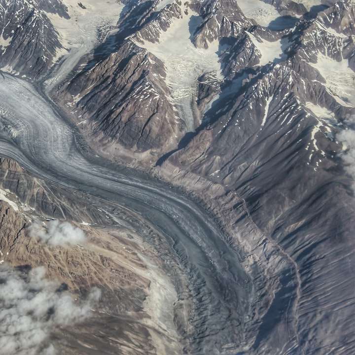 Αεροφωτογραφία καφέ και λευκά βουνά συρόμενο παζλ online