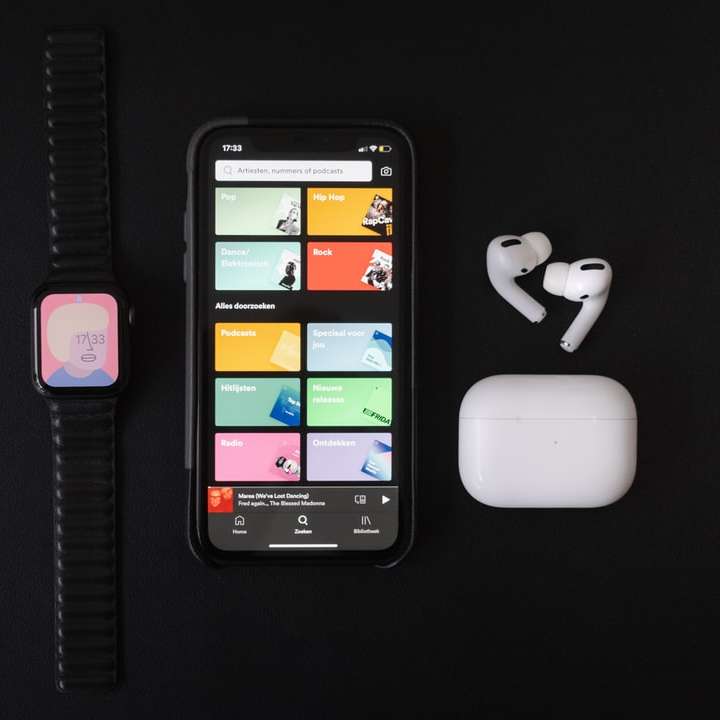 Schwarzes iPhone 4 mit roter und schwarzer Uhr Schiebepuzzle online