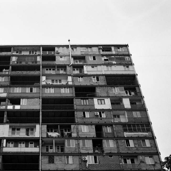 szürkeárnyalatos fotó a beton épületből online puzzle