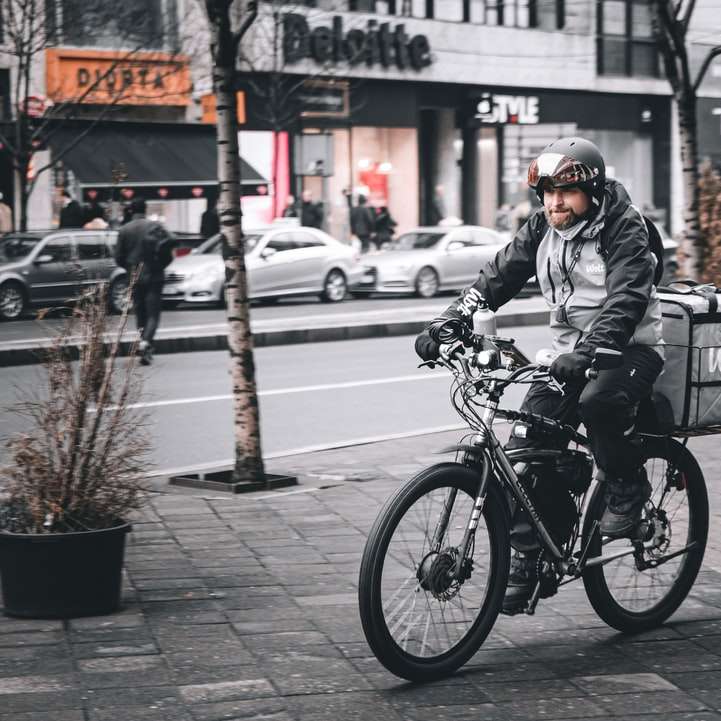 Omul în jacheta neagră de echitatie pe motocicleta neagră alunecare puzzle online