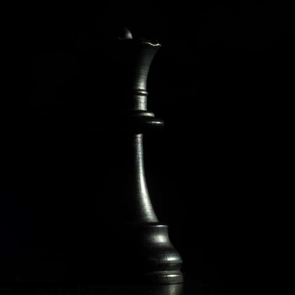 Μαύρο κάτοχος κεριού χάλυβα με μαύρο φόντο online παζλ