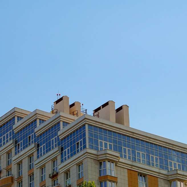 коричнева бетонна будівля під блакитним небом у денний час розсувний пазл онлайн