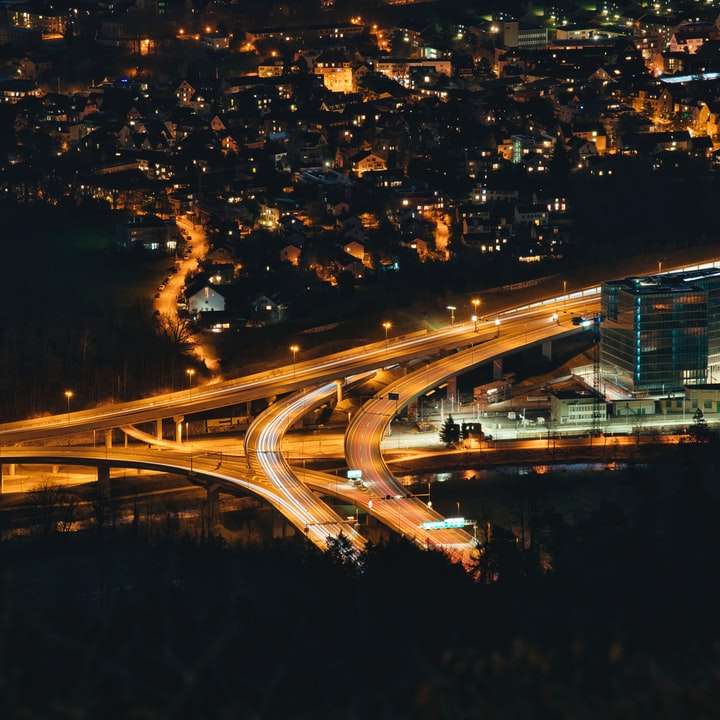 Letecký pohled na město během nočního času posuvné puzzle online