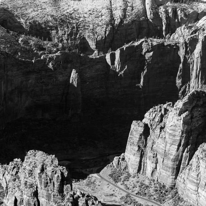 Grayscale Foto av Rocky Mountain glidande pussel online